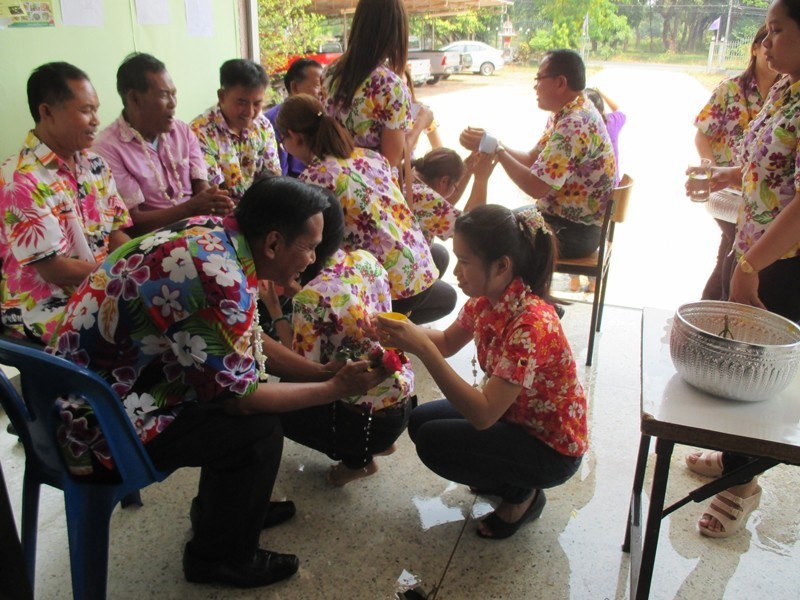 กิจกรรมรดน้ำดำหัวผู้สูงอายุ ประจำปี 2558